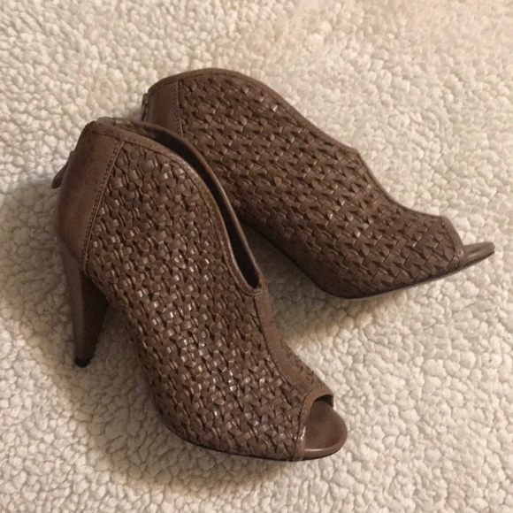 Vince Camuto Shoes - ❤️ Vince Camuto Peep Toe Heels ❤️